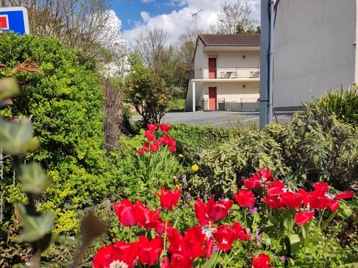 Hotel Montespan Lussac-les-Châteaux Exterior foto