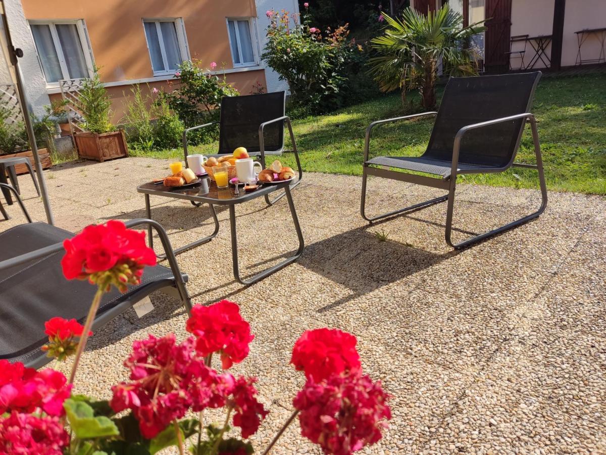 Hotel Montespan Lussac-les-Châteaux Exterior foto
