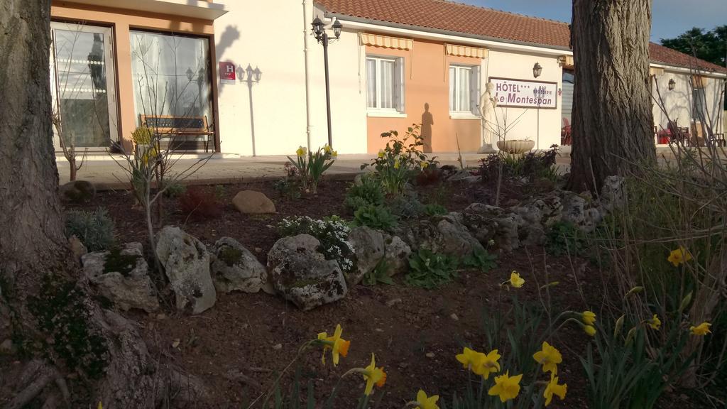 Hotel Montespan Lussac-les-Châteaux Exterior foto